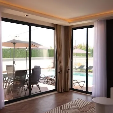 Luxury In Doesemealti Villa *