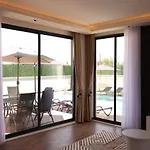 Luxury In Doesemealti וילה *