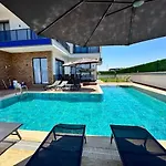 Luxury In Doesemealti וילה אנטליה